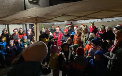 Das Bürgerprojekt lockt mit Gesang und Glühwein viele Gäste an